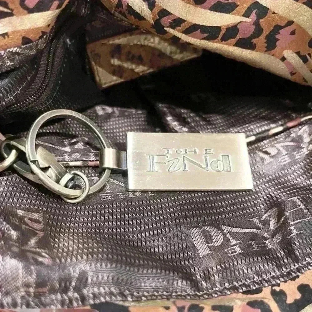 The Find Animal Tote w/Wallet - Picture 4 of 11